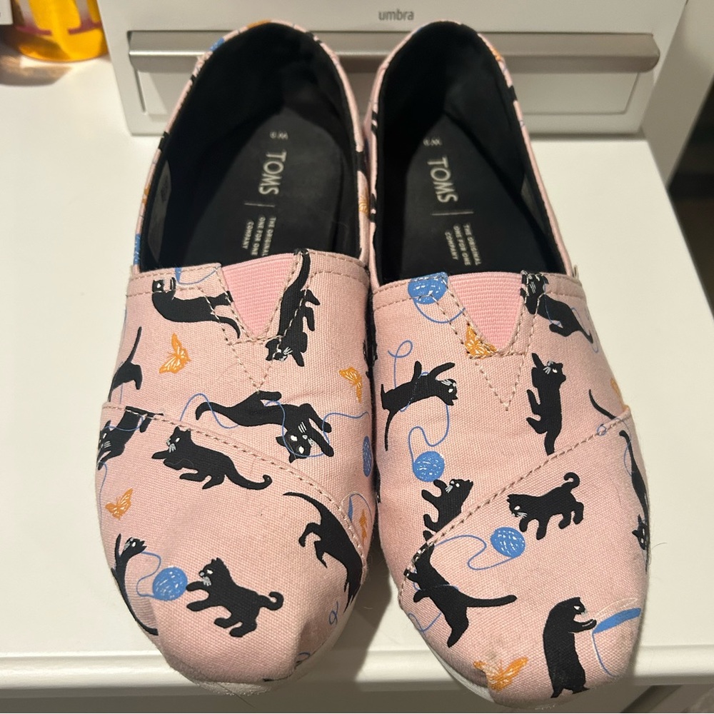 Toms Strawberry Cream Kitties Canvas Size 9